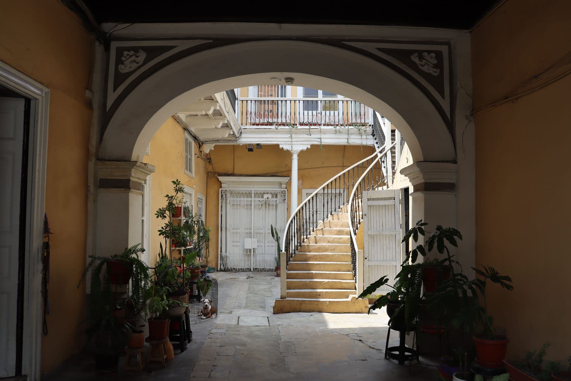 A picturesque courtyard in colonial architecture featuring arches and plants in Lima.
