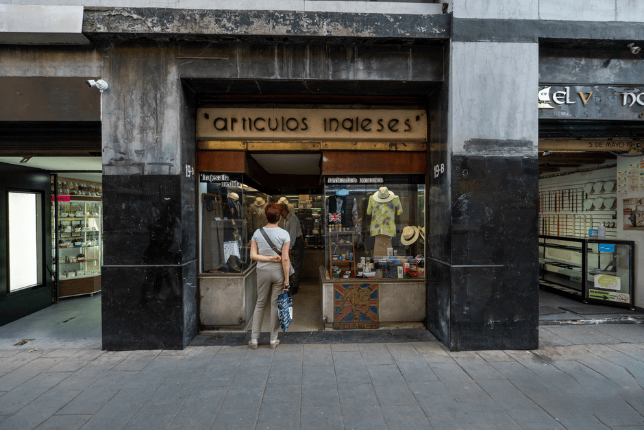 Person browsing at 'articulos ingleses' store in Mexico City.
