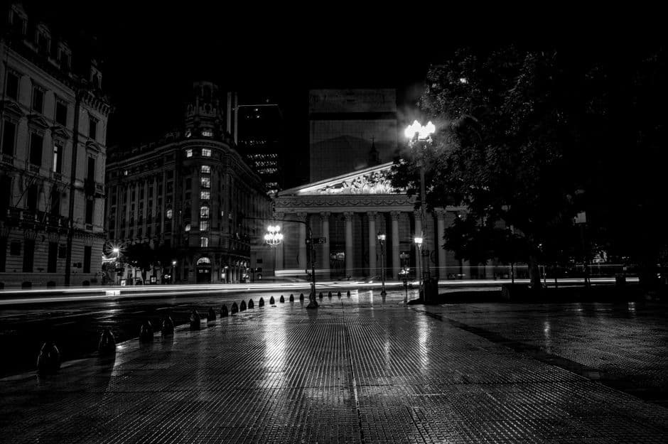 Dramatic black and white capture of Buenos Aires architecture at night.