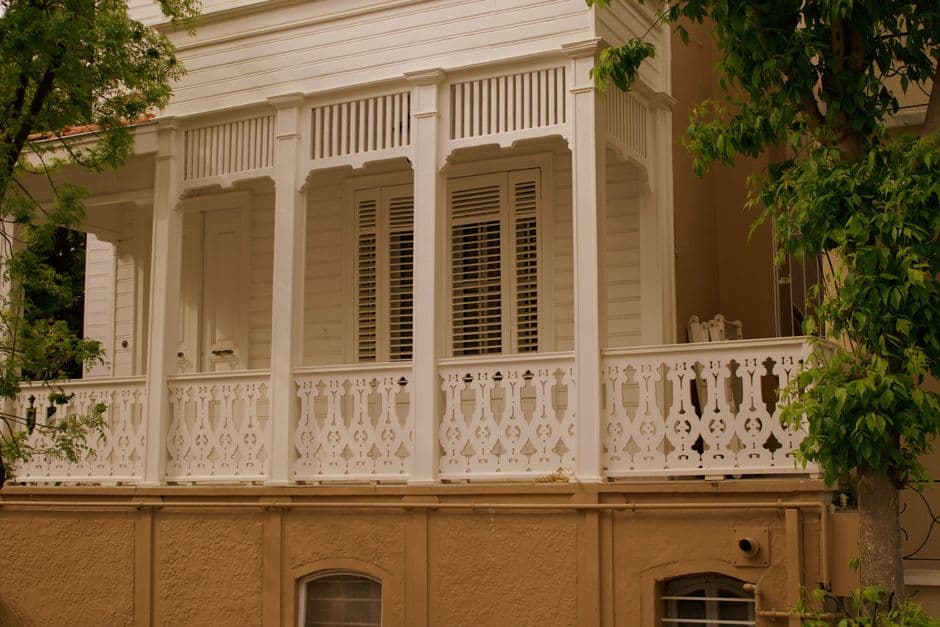 Charming Victorian-style wooden veranda with intricate designs, located in Heybeliada, İstanbul, Türkiye.