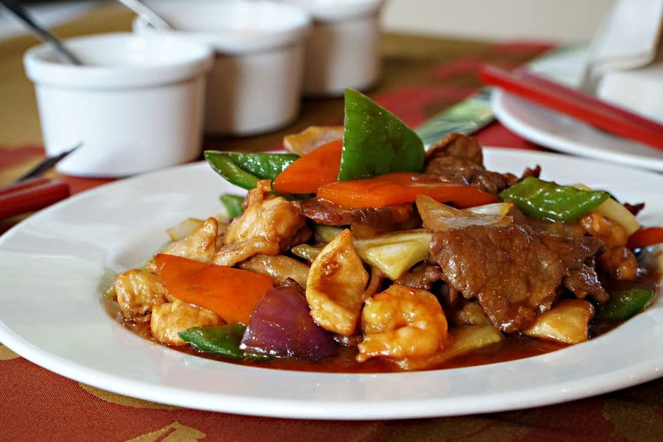 Appetizing plate of stir-fried beef with colorful vegetables, capturing the essence of Peruvian cuisine.