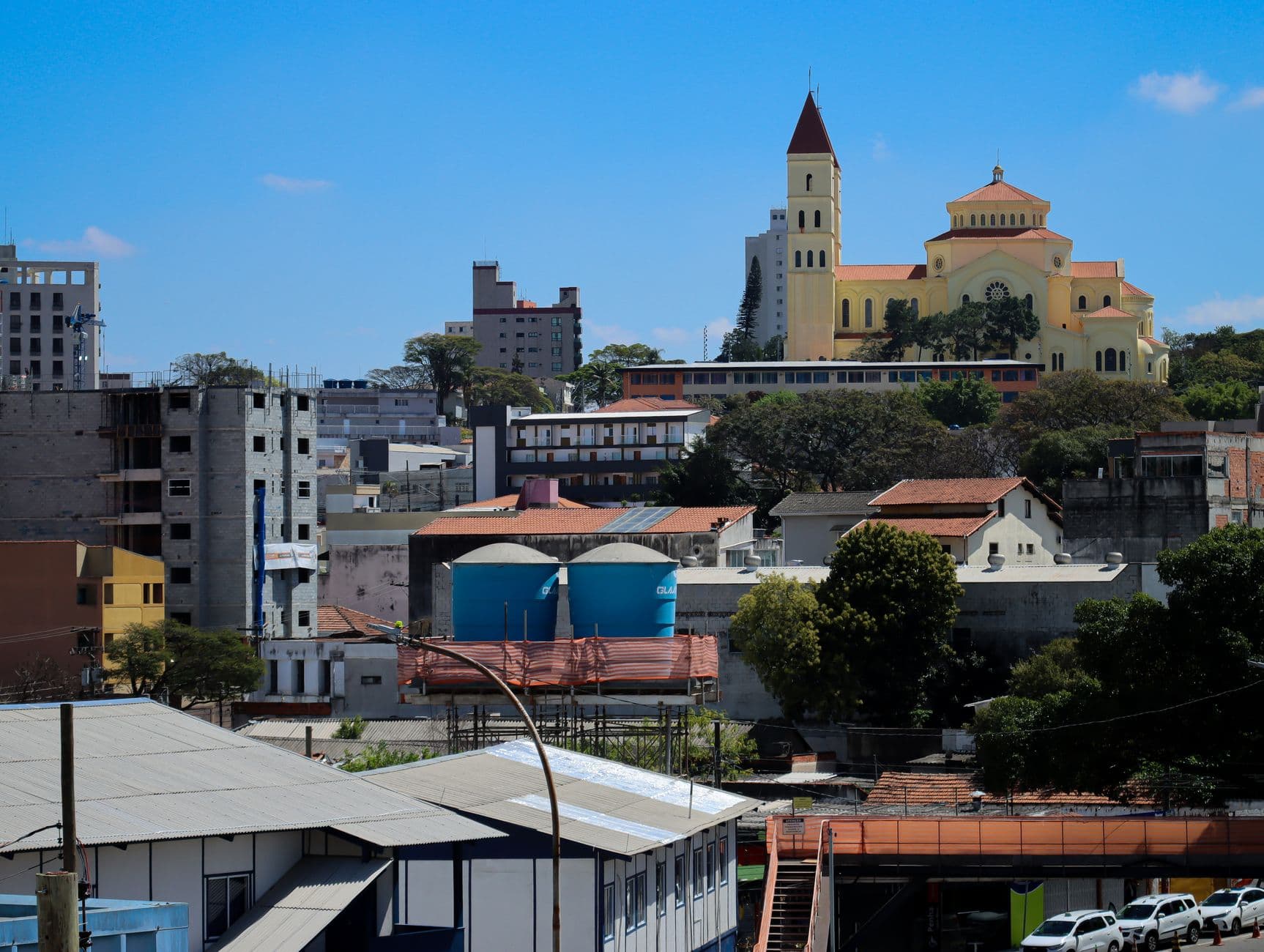 Urban skyline featuring a historic church and vibrant buildings under a clear sky.
