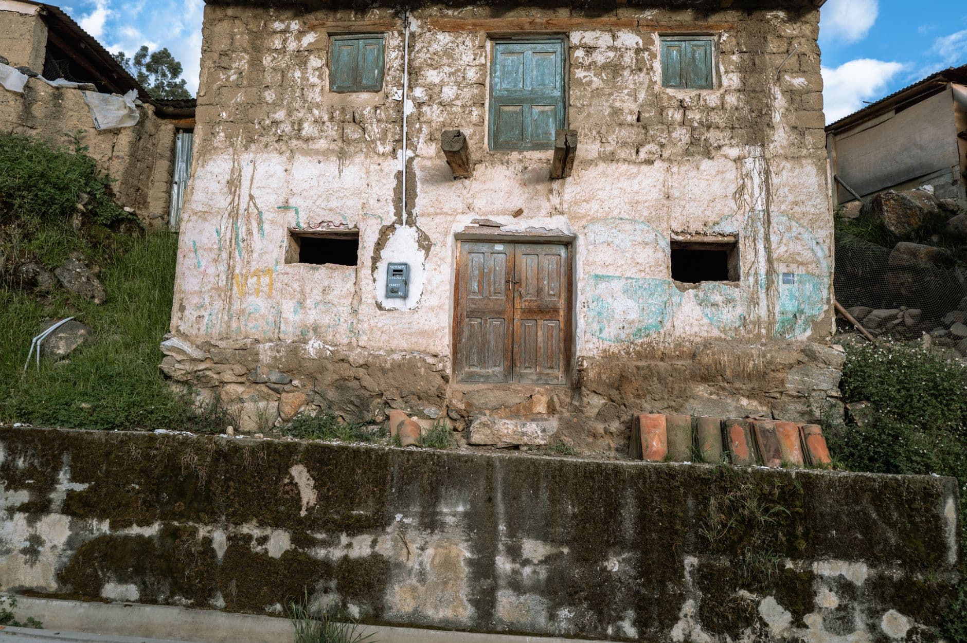 Old adobe house with rustic charm in Huaraz, Peru, showcasing traditional architecture.