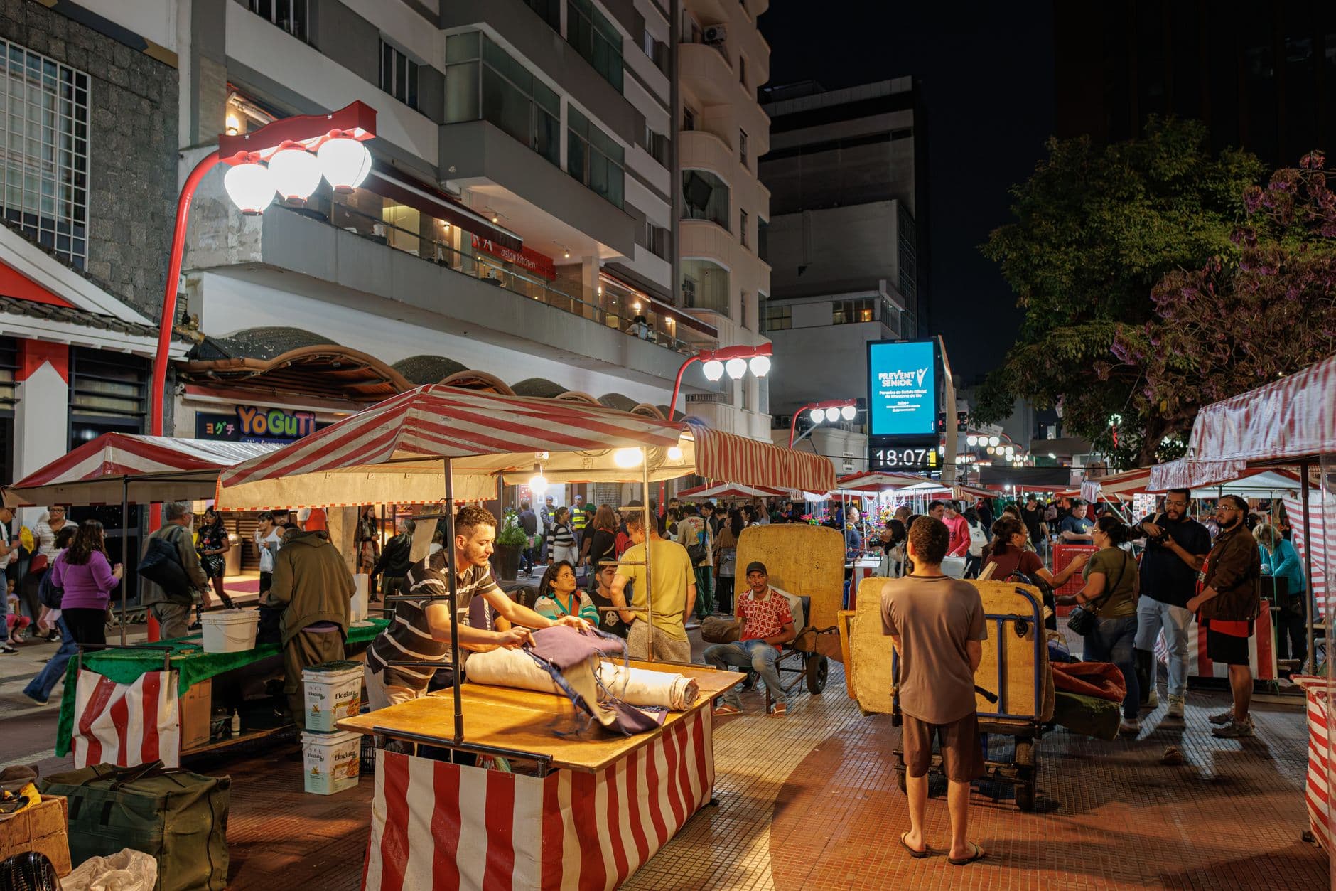 Bustling evening market in São Paulo showcasing vibrant city life and local culture.