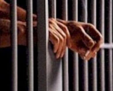 Ley que establece medidas alternativas al cumplimiento de penas privativas de libertad, al exigir el pago de la indemnización civil para gozar de un beneficio, no es inconstitucional.