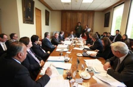 Senado inicia estudio de iniciativas que apuntan a terminar con cualquier discriminación en materia de salud.
