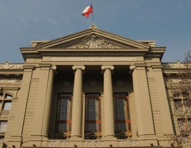 CS desestimó recurso de casación en el fondo en contra de sentencia que acogió acción de cumplimiento de contrato e indemnización en contra de municipalidad.
