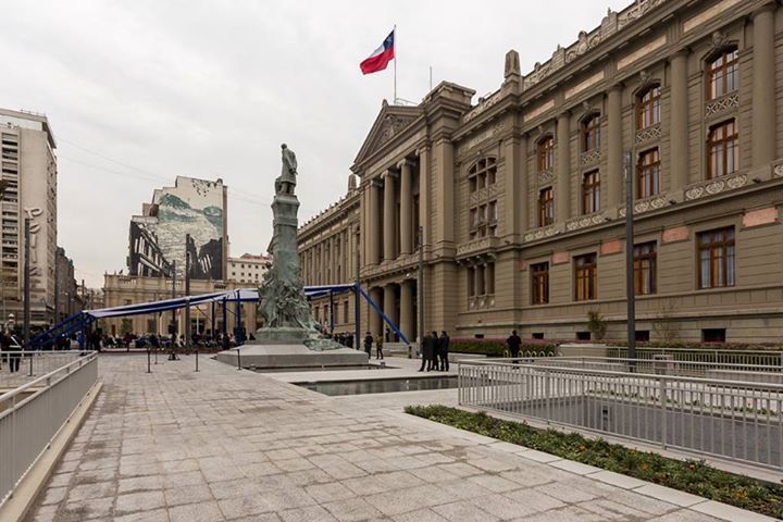 Corte de Santiago rechaza reclamo y ordena a SVS proporcionar información sobre multas aplicadas a ejecutivo.