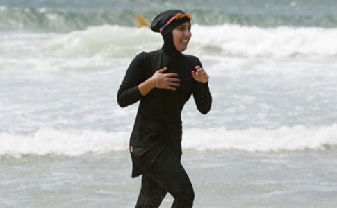 Prohíben en balnearios franceses uso de burkini.