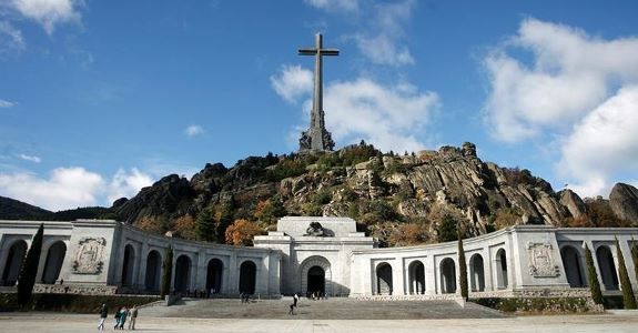 España: Comisión Constitucional del Congreso debate sacar a Franco y Primo de Rivera del Valle de los Caídos.