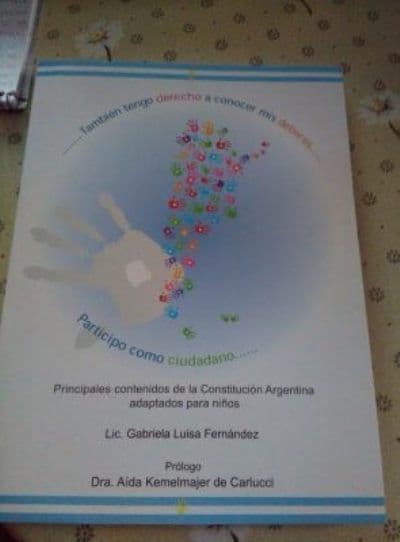 En Argentina elaboran una Constitución Nacional explicada para los niños.