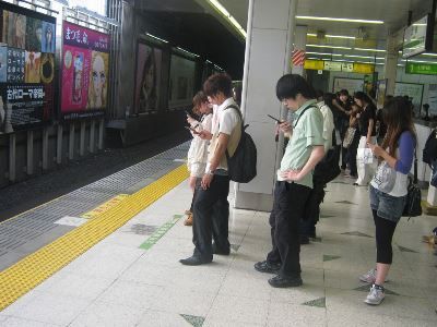 Sobre las campañas publicitarias en Japón para evitar accidentes de peatones mirando el celular.