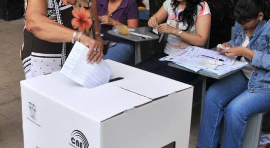 Consulta popular y referéndum propuesto por Presidente de Ecuador contempla: término de reelección indefinida, minería metálica, explotación petrolera en Parque Nacional Yasuní y la no prescripción de delitos contra menores.
