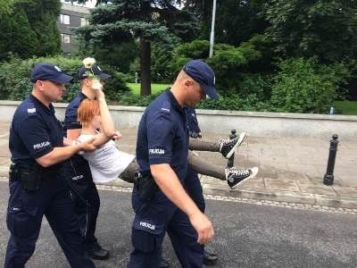 Amnistía Internacional solicita terminar con la represión de protestas pacíficas en Polonia.