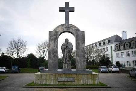 Polonia ofrece salvar estatua de San Juan Pablo II luego de que Consejo de Estado francés ordenara retirar la cruz.