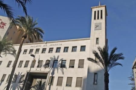 Caso español: Fiscalía de Almería solicitará tres años y seis meses de prisión para mujer acusada de cobrar durante 16 años pensión de jubilación de fallecido.