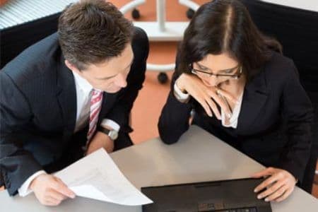 Acerca de políticas que fomentan despachos españoles de abogados para impulsar la igualdad y el talento femenino.