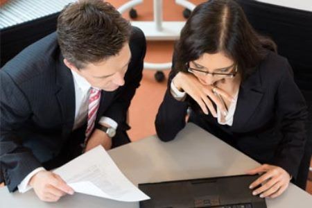 Acerca de políticas que fomentan despachos españoles de abogados para impulsar la igualdad y el talento femenino.