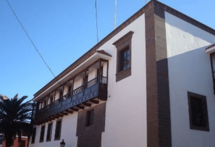 Caso español: Juzgado dicta orden de alejamiento para dos progenitores que amenazaron a docentes.