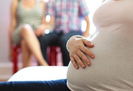 Argentina autoriza primer caso de maternidad subrogada antes del embarazo.