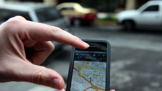Corte Suprema de EEUU impondría límites a rastreo de celulares.