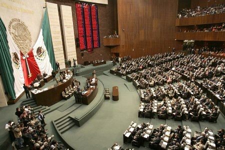 Congreso mexicano busca convertir en ley intervención de fuerzas armadas en guerra contra narcotráfico.