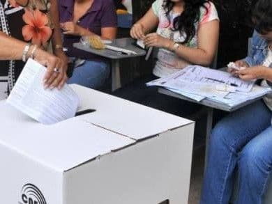 Consejo Electoral de Ecuador fijó consulta popular promovida por Presidente después de que éste aprobara su celebración mediante decreto.