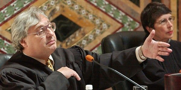 Empleada de Corte acusa a poderoso juez de EE.UU. de haberle mostrado pornografía.