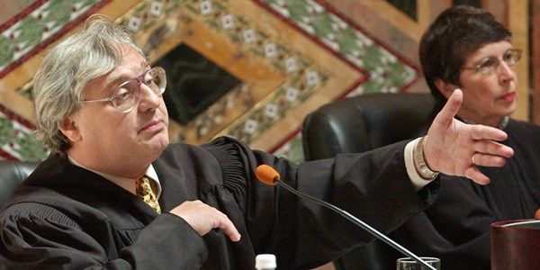 Empleada de Corte acusa a poderoso juez de EE.UU. de haberle mostrado pornografía.