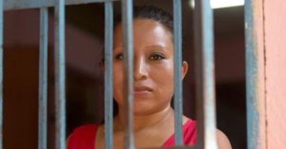 Amnistía Internacional espera que liberación de una mujer encarcelada por haber dado a luz a un bebé muerto debe señalar el final de la prohibición total del aborto en el Salvador.