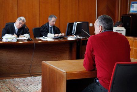 Caso español: Fue declarado culpable guardia civil acusado de favorecer empresa de su mujer.