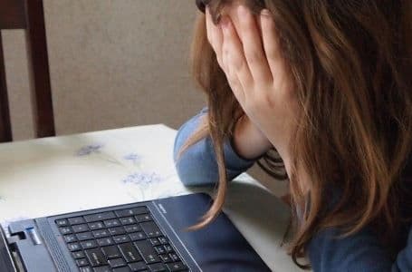 Caso español: 40 jornadas en beneficio de la comunidad por acosar a su ex pareja con llamadas y WhatsApp.