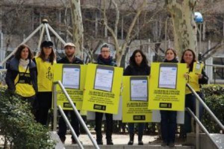 Condenan ley antiterrorista de España utilizada para eliminar la sátira y la expresión creativa online.