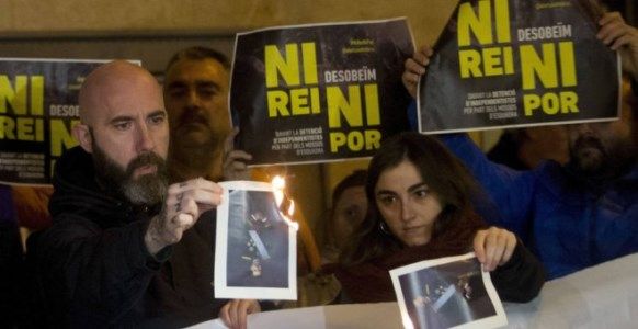 TEDH condena a España por vulnerar libertad de expresión e ideológica de dos jóvenes independentistas catalanes que quemaron una foto de los Reyes.