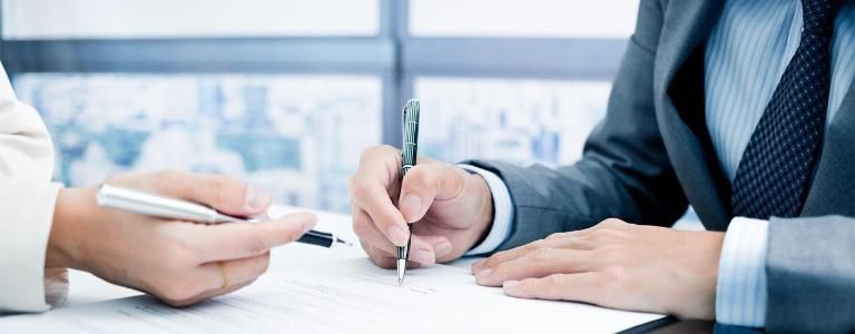 Caso español: 18 meses de prisión para un abogado que estafó 11.000 euros a una clienta para una fianza.