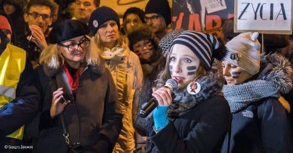 Amnistía Internacional: mujeres de Polonia protestan contra restricción del aborto.