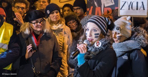 Amnistía Internacional: mujeres de Polonia protestan contra restricción del aborto.