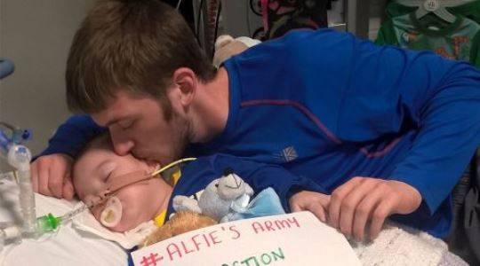 Caso del Reino Unido: «El Tribunal de Estrasburgo impide el traslado de hospital de Alfie Evans para intentar salvarlo».