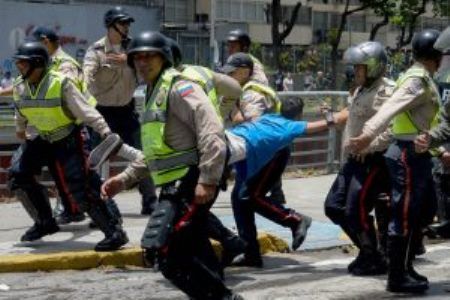 Amnistía Internacional condena fatal incendio que arrasó cárcel en estación de policía y pide que haya un cambio en el trato de autoridades a personas privadas de libertad en Venezuela.