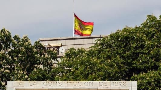 El Síndic duda de que sea constitucional ondear la bandera española a media asta en Semana Santa.