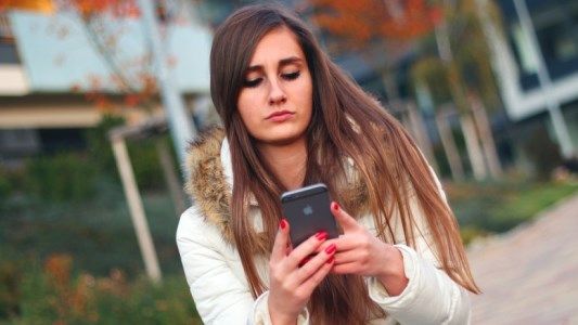 Caso español: 40 días de trabajo comunitario por difundir por WhatsApp un vídeo de su expareja «en actitud cariñosa».