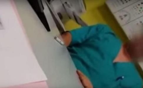 Caso español: Fiscalía pide 2 años de cárcel para un médico por masturbarse delante de una paciente.