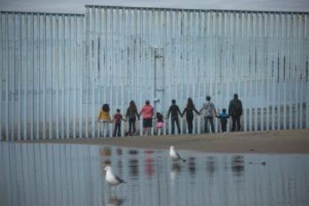 Condenan separación sistemática de familias solicitantes de asilo en Estados Unidos por ser una violación del derecho internacional.