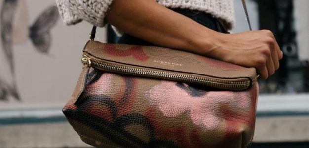 Caso español: Publican «Una empresa condenada a pagar 1.300 euros a una trabajadora por registrar su bolso a la salida de su trabajo».