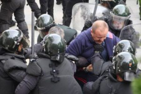 España: Amnistía Internacional pide al Ministro de Interior la retirada de las pelotas de goma por ser un material altamente impreciso y conllevar alto riesgo para la integridad física.