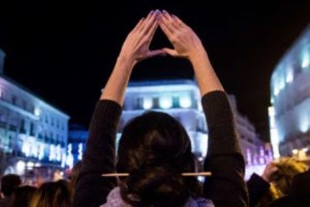Amnistía Internacional afirma que nueva ley sobre violación es una victoria histórica para las activistas de #yotambién en Suecia.