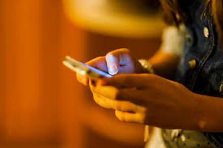 Caso español: Un juez obliga a una menor a tener contacto con su padre a través de WhatsApp.