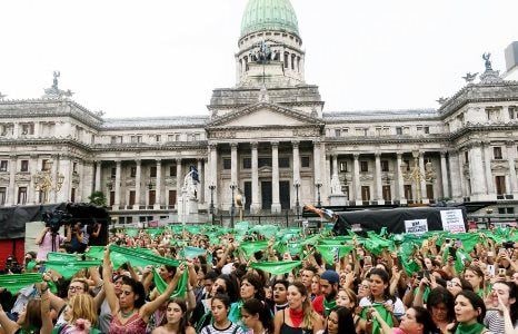 Parlamento argentino aprueba despenalizar el aborto.