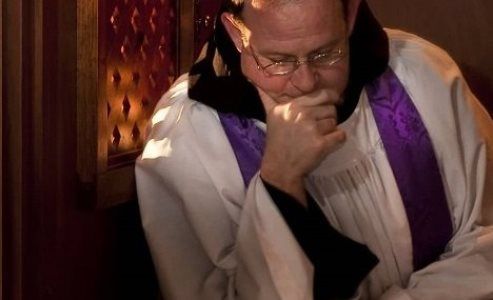 Asamblea de Canberra en Australia obligará a los sacerdotes a romper el secreto de confesión.