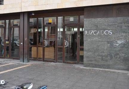 En España: Odontólogo condenado por un tratamiento erróneo que dejó a una paciente sin dientes.